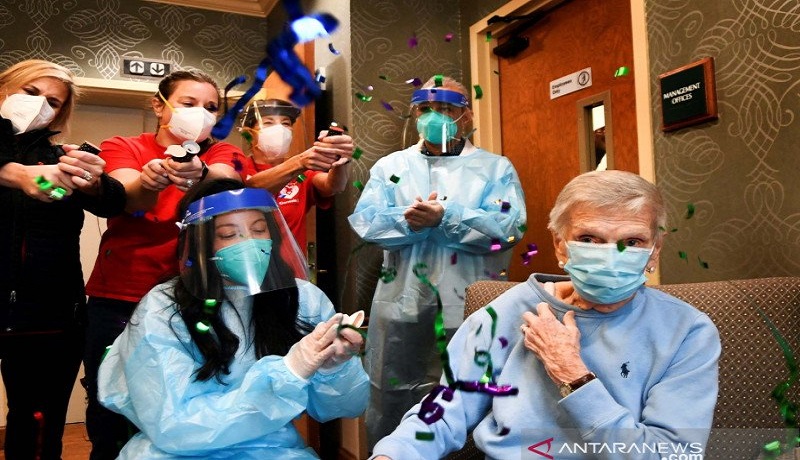 Seorang pasien rehabilitasi diberikan vaksin virus corona. FOTO: Antara/Reuters/Stephen Dunn Seorang pasien rehabilitasi diberikan vaksin virus corona. FOTO: Antara/Reuters/Stephen Dunn