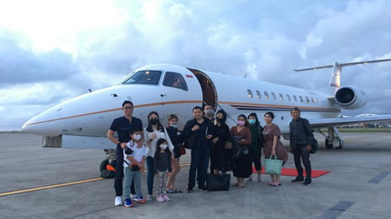 Hary Tanoesoedibjo dan pesawat pribadinya (foto: SC IG @liliana_tanoesoedibjo) Hary Tanoesoedibjo dan pesawat pribadinya (foto: SC IG @liliana_tanoesoedibjo)