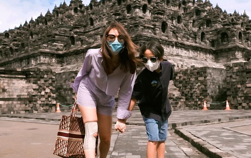 Bunga Citra Lestari tengah menikmati liburan akhir tahun bersama Noah di Candi Borobudur, Magelang, Jawa Tengah (Foto: Instagram/BCL) Bunga Citra Lestari tengah menikmati liburan akhir tahun bersama Noah di Candi Borobudur, Magelang, Jawa Tengah (Foto: Instagram/BCL)