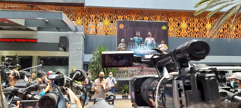 Press Conferense Kabid Humas Polda Metro Jaya, Kombes Pol Yusri Yunus, Polda Metro Jaya, Jakarta Selatan, Senin (04/01) ( foto: Andri Bagus/ GenPI.co) Press Conferense Kabid Humas Polda Metro Jaya, Kombes Pol Yusri Yunus, Polda Metro Jaya, Jakarta Selatan, Senin (04/01) ( foto: Andri Bagus/ GenPI.co)