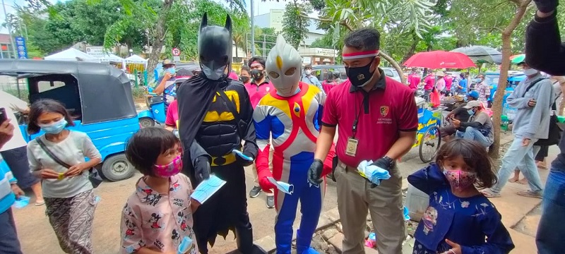 Ondel-Ondel dan Superhero Bagikan Masker untuk Warga Jakarta (foto: Andri Bagus/ GenPI.co) Ondel-Ondel dan Superhero Bagikan Masker untuk Warga Jakarta (foto: Andri Bagus/ GenPI.co)