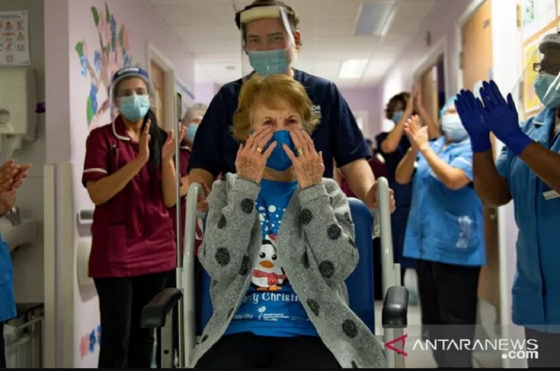 Pasien pertama penerima vaksin covid-19 di Inggris Margaret Keenan. (Foto: REUTERS/POOL/ANTARA) Pasien pertama penerima vaksin covid-19 di Inggris Margaret Keenan. (Foto: REUTERS/POOL/ANTARA)