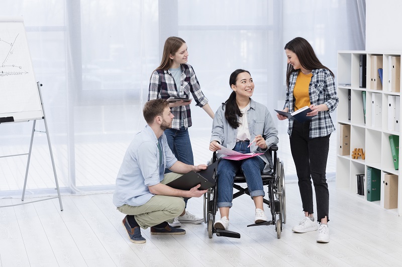 Ilustrasi: berinteraksi dengan penyandang disabilitas (Foto: Freepik) Ilustrasi: berinteraksi dengan penyandang disabilitas (Foto: Freepik)