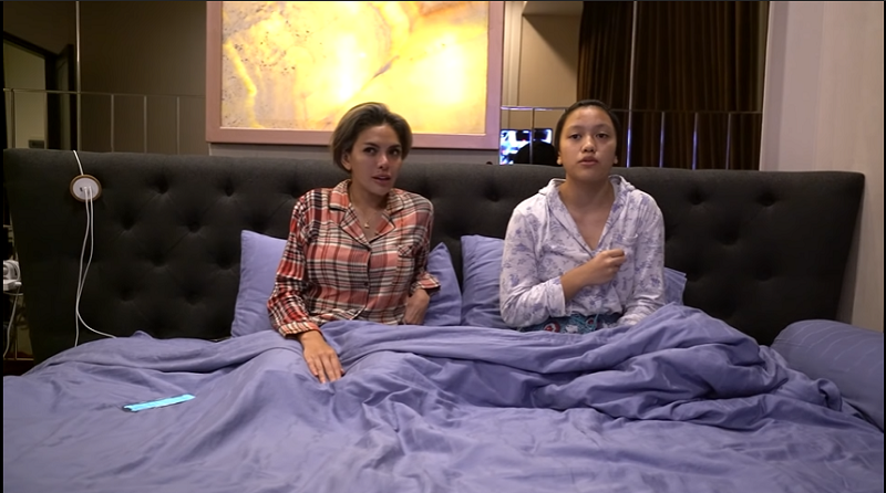 Nikita Mirzani dan Laura Meizani Nasseru Asry. (Foto: Sc YouTube/Crazy Nikmir Real) Nikita Mirzani dan Laura Meizani Nasseru Asry. (Foto: Sc YouTube/Crazy Nikmir Real)