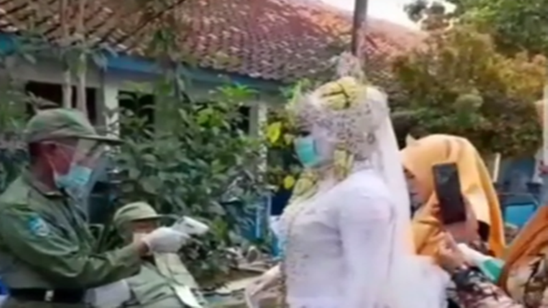 Calon pengantin yang nyoblos dulu sebelum melangsungkan akad nikah (foto: SC IG @makassar_iinfo) Calon pengantin yang nyoblos dulu sebelum melangsungkan akad nikah (foto: SC IG @makassar_iinfo)