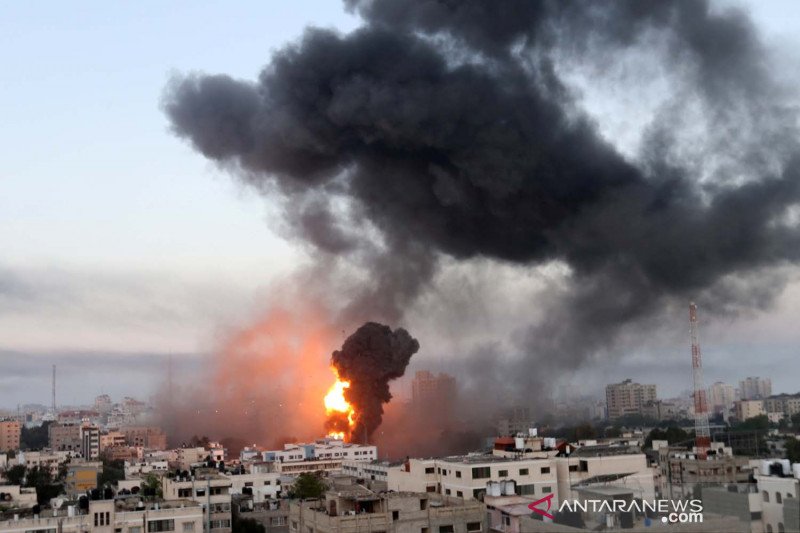 sap dan api membumbung selama serangan udara Israel di tengah maraknya kekerasan Israel-Palestina, di Gaza (12/5/2021). (Foto: Antara/Reiutes/ Ibraheem Abu Mustafa/aww. sap dan api membumbung selama serangan udara Israel di tengah maraknya kekerasan Israel-Palestina, di Gaza (12/5/2021). (Foto: Antara/Reiutes/ Ibraheem Abu Mustafa/aww.