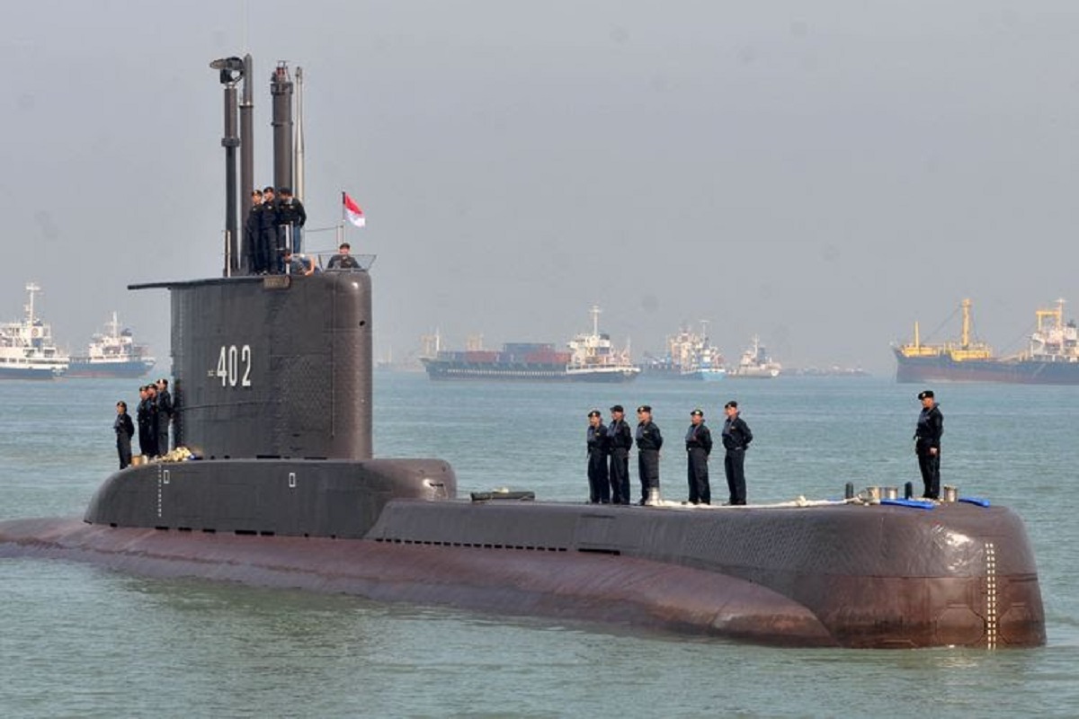 Sejumlah awak Kapal Selam KRI Nanggala-402 berada di atas lambung kapal (Foto: Antara) Sejumlah awak Kapal Selam KRI Nanggala-402 berada di atas lambung kapal (Foto: Antara)