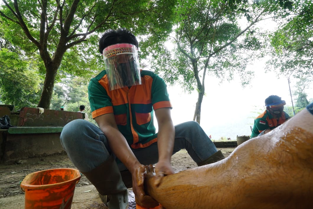 Lulur belerang Pancuran 7 di Wana Wisata Baturraden. (Foto: Dok. GenPI.co) Lulur belerang Pancuran 7 di Wana Wisata Baturraden. (Foto: Dok. GenPI.co)