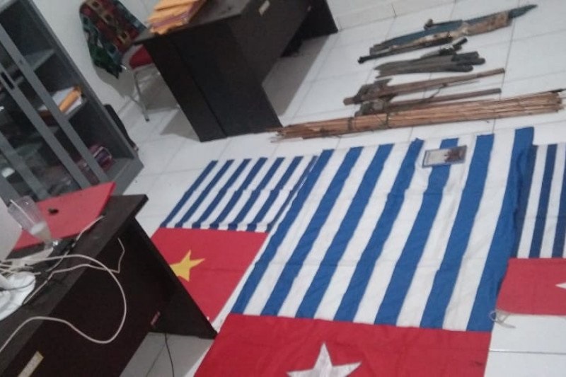 Barang bukti di markas KKB di Kampung Wuloni, Papua, Kamis (12-5-2021). (Foto: Antara/HO-Satgas Nemangkawi Barang bukti di markas KKB di Kampung Wuloni, Papua, Kamis (12-5-2021). (Foto: Antara/HO-Satgas Nemangkawi