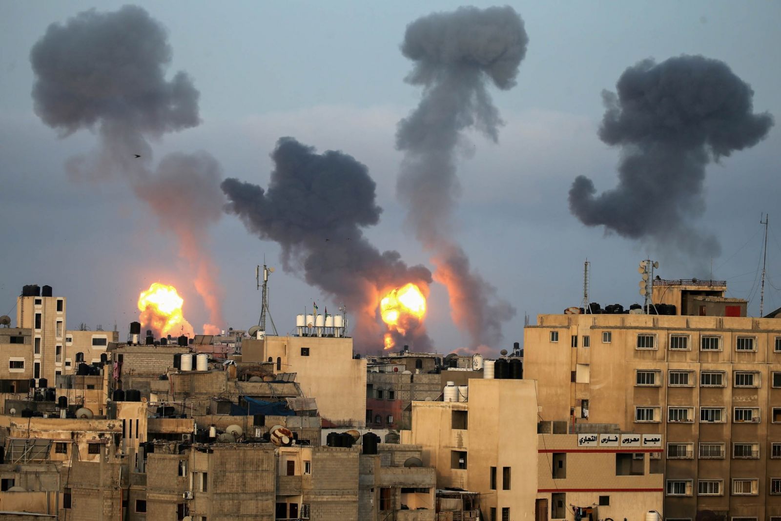 Kondisi kawasan Selatan Jalur Gaza setelah mendapat serangan Israel pada Rabu (12/4), sebagai balasan atas serangan roket Hamas pada malam sebelumnya. (Foto: Antara/Reuters) Kondisi kawasan Selatan Jalur Gaza setelah mendapat serangan Israel pada Rabu (12/4), sebagai balasan atas serangan roket Hamas pada malam sebelumnya. (Foto: Antara/Reuters)
