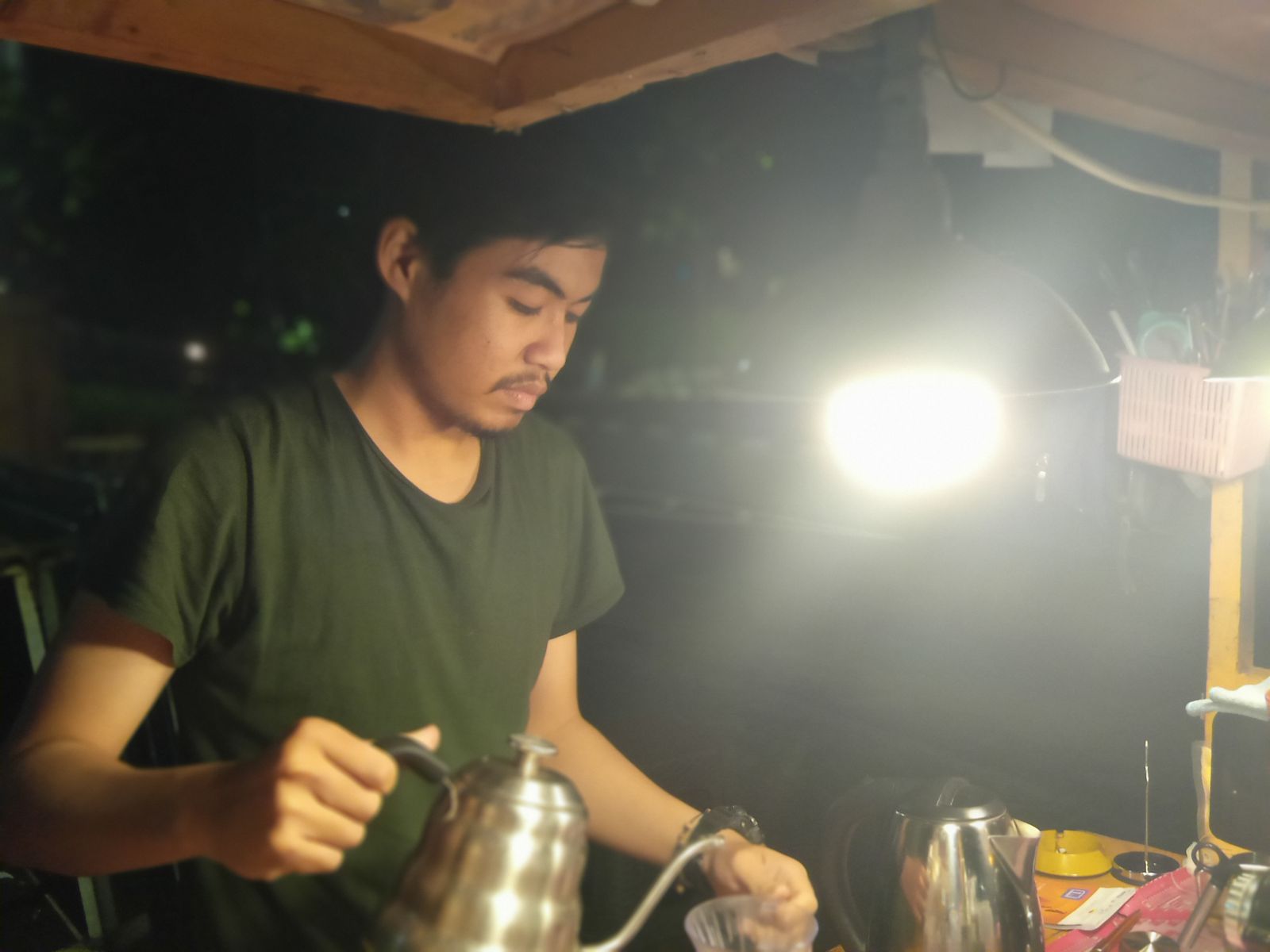 Farhan, barista sekaligus salah satu Owner Street Coffee Seruputenang. (Foto: Dok GenPI.co/Chelsea Venda) Farhan, barista sekaligus salah satu Owner Street Coffee Seruputenang. (Foto: Dok GenPI.co/Chelsea Venda)