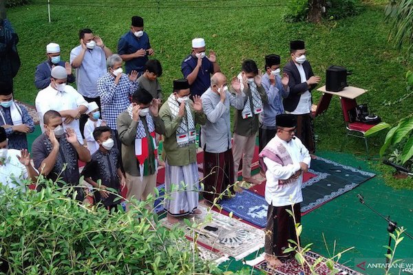 Gubernur DKI Jakarta Anies Baswedan (baris kedua, lima dari kanan) melaksanakan Salat Id di rumah pribadinya kawasan Lebak Bulus, Jakarta Selatan, Kamis (13/5). (Foto:Antara/Dewa Ketut Sudiarta Wiguna) Gubernur DKI Jakarta Anies Baswedan (baris kedua, lima dari kanan) melaksanakan Salat Id di rumah pribadinya kawasan Lebak Bulus, Jakarta Selatan, Kamis (13/5). (Foto:Antara/Dewa Ketut Sudiarta Wiguna)