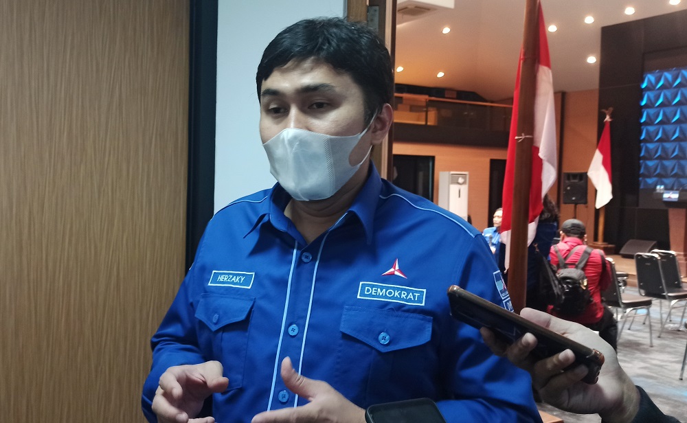 Kepala Badan Komunikasi Strategis DPP Partai Demokrat Herzaky Mahendra Putra. (Foto: Andi Ristanto/GenPI.co) Kepala Badan Komunikasi Strategis DPP Partai Demokrat Herzaky Mahendra Putra. (Foto: Andi Ristanto/GenPI.co)