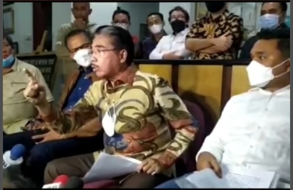 Hotma Sitompoel dan kuasa hukumnya laporkan Hotman Paris ke Peradi. (Foto: Instagram/hotmasitompoel) Hotma Sitompoel dan kuasa hukumnya laporkan Hotman Paris ke Peradi. (Foto: Instagram/hotmasitompoel)