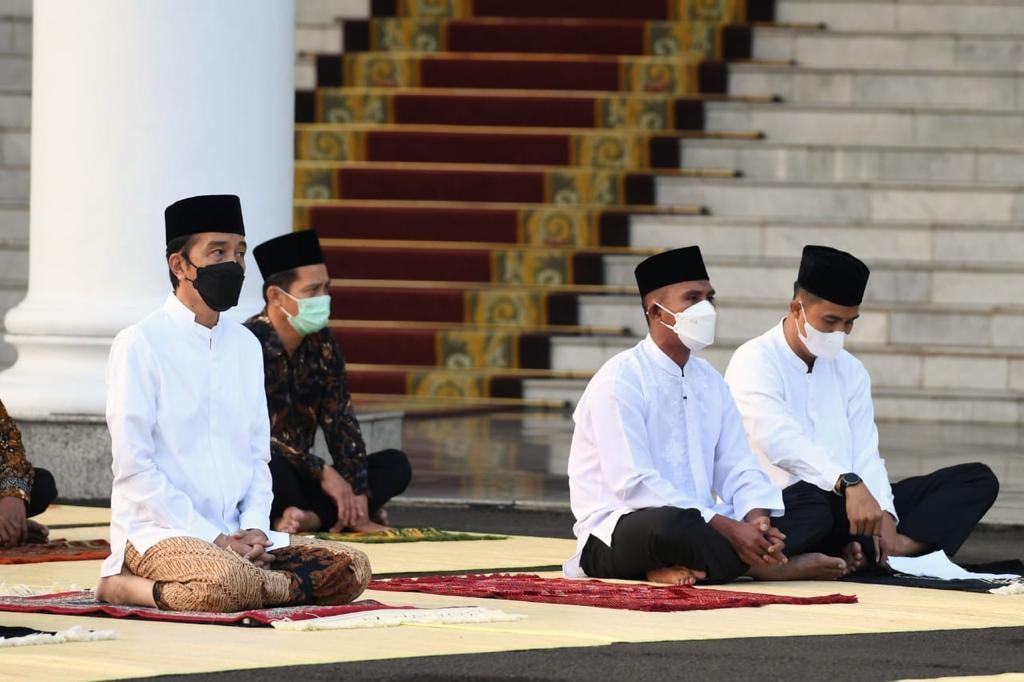 Presiden Joko Widodo mengikuti Salat Id di Istana presiden. (Foto: Facebook/Presiden Joko Widodo) Presiden Joko Widodo mengikuti Salat Id di Istana presiden. (Foto: Facebook/Presiden Joko Widodo)