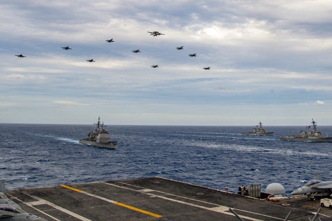 Pesawat bergabung dengan kelompok serang kapal induk USS Theodore Roosevelt dan USS Nimitz di Laut Cina Selatan (Foto: Angkatan Laut AS) Pesawat bergabung dengan kelompok serang kapal induk USS Theodore Roosevelt dan USS Nimitz di Laut Cina Selatan (Foto: Angkatan Laut AS)