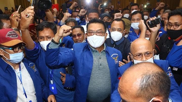 Moeldoko (tengah) tiba di lokasi Kongres Luar Biasa (KLB) Partai Demokrat di The Hill Hotel Sibolangit, Deli Serdang, Sumatera Utara, Jumat (5/3/2021). (Foto: Antara/Endi Ahmad/Lmo/aww.) Moeldoko (tengah) tiba di lokasi Kongres Luar Biasa (KLB) Partai Demokrat di The Hill Hotel Sibolangit, Deli Serdang, Sumatera Utara, Jumat (5/3/2021). (Foto: Antara/Endi Ahmad/Lmo/aww.)