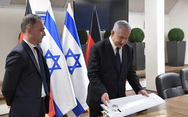 PM Benjamin Netanyahu menunjukkan kepada Menlu Jerman Heiko Mass, fragmen drone yang diyakini diluncurkan dari Iran. (Foto: timeososrael/kantor media Israel/Kobi Gideon) PM Benjamin Netanyahu menunjukkan kepada Menlu Jerman Heiko Mass, fragmen drone yang diyakini diluncurkan dari Iran. (Foto: timeososrael/kantor media Israel/Kobi Gideon)