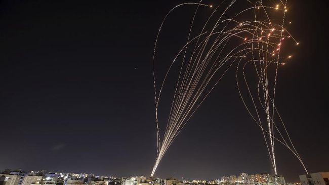 Sistem pertahanan udara Israel, Iron Dome, mengadang militan Hamas. (Foto: Reuters/Nir Elias) Sistem pertahanan udara Israel, Iron Dome, mengadang militan Hamas. (Foto: Reuters/Nir Elias)