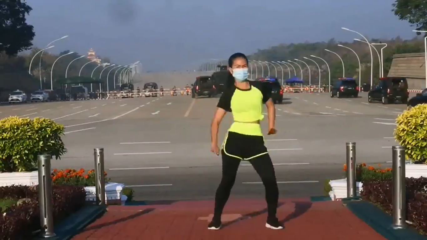 Cuplikan video Khin Hnin Wai sedang senam sementara di belakangnya sedng terjadi kudeta. (Foto: Tangkapan layar Facebook/Khin Hnin Wai) Cuplikan video Khin Hnin Wai sedang senam sementara di belakangnya sedng terjadi kudeta. (Foto: Tangkapan layar Facebook/Khin Hnin Wai)