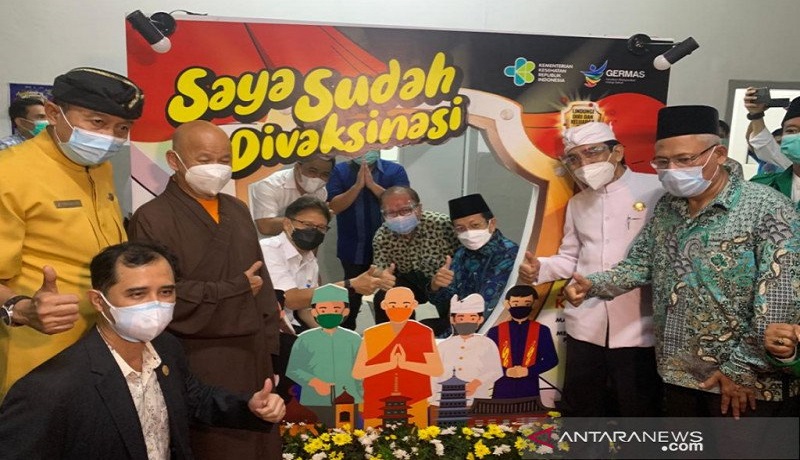 Para perwakilan pemuka lintas agama berfoto di booth foto lokasi vaksinasi massal di Masjid Istiqlal. FOTO: Antara Para perwakilan pemuka lintas agama berfoto di booth foto lokasi vaksinasi massal di Masjid Istiqlal. FOTO: Antara