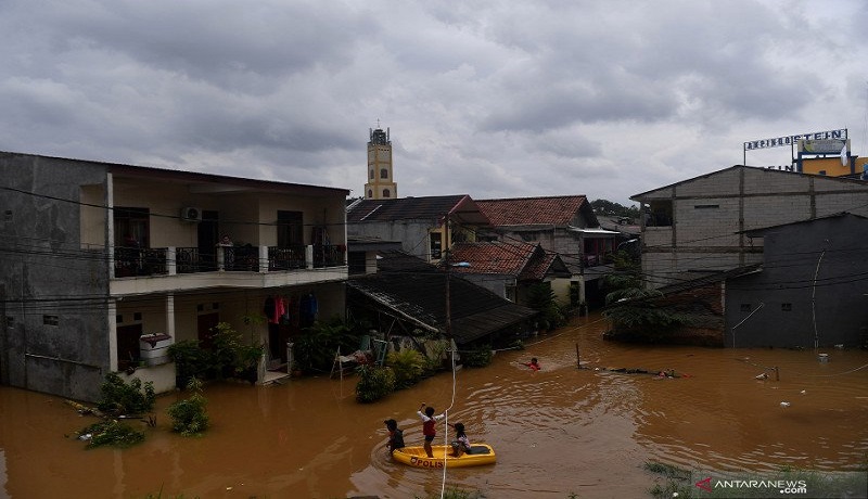 Banjir di Cipinang Melayu, Jakata Timur. FOTO: Antara Banjir di Cipinang Melayu, Jakata Timur. FOTO: Antara