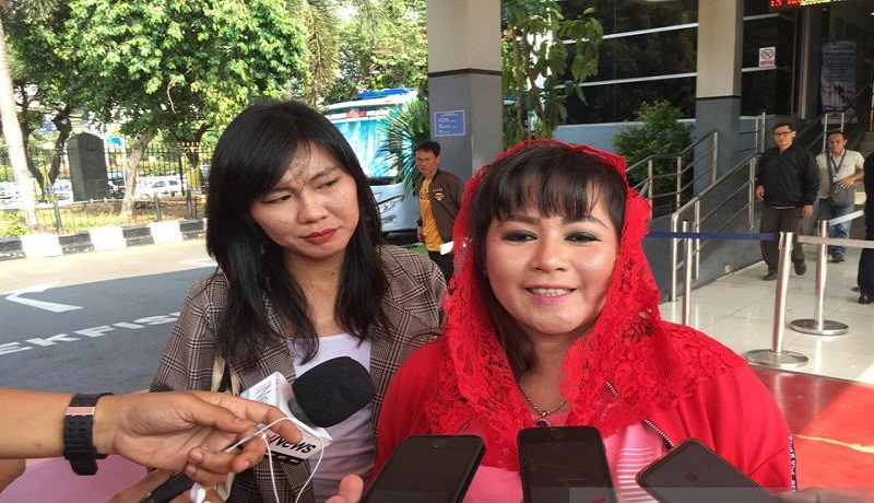 Politikus PDIP Dewi Tanjung (tengah). FOTO: Antara Politikus PDIP Dewi Tanjung (tengah). FOTO: Antara