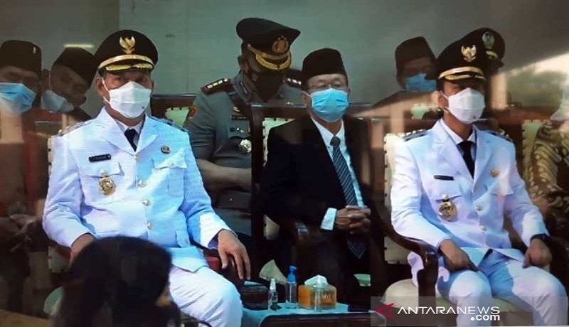 Gibran Rakabuming Raka (kanan) dan Teguh Prakosa (kiri) usai acara pelantikan Wali Kota Solo. FOTO: Antara Gibran Rakabuming Raka (kanan) dan Teguh Prakosa (kiri) usai acara pelantikan Wali Kota Solo. FOTO: Antara