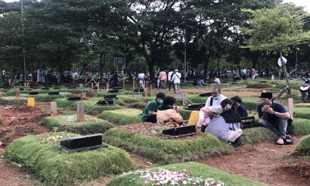 Warga berziarah di Tempat Pemakaman Umum (TPU) Tegal Alur di Jakarta Barat. FOTO: Antara Warga berziarah di Tempat Pemakaman Umum (TPU) Tegal Alur di Jakarta Barat. FOTO: Antara