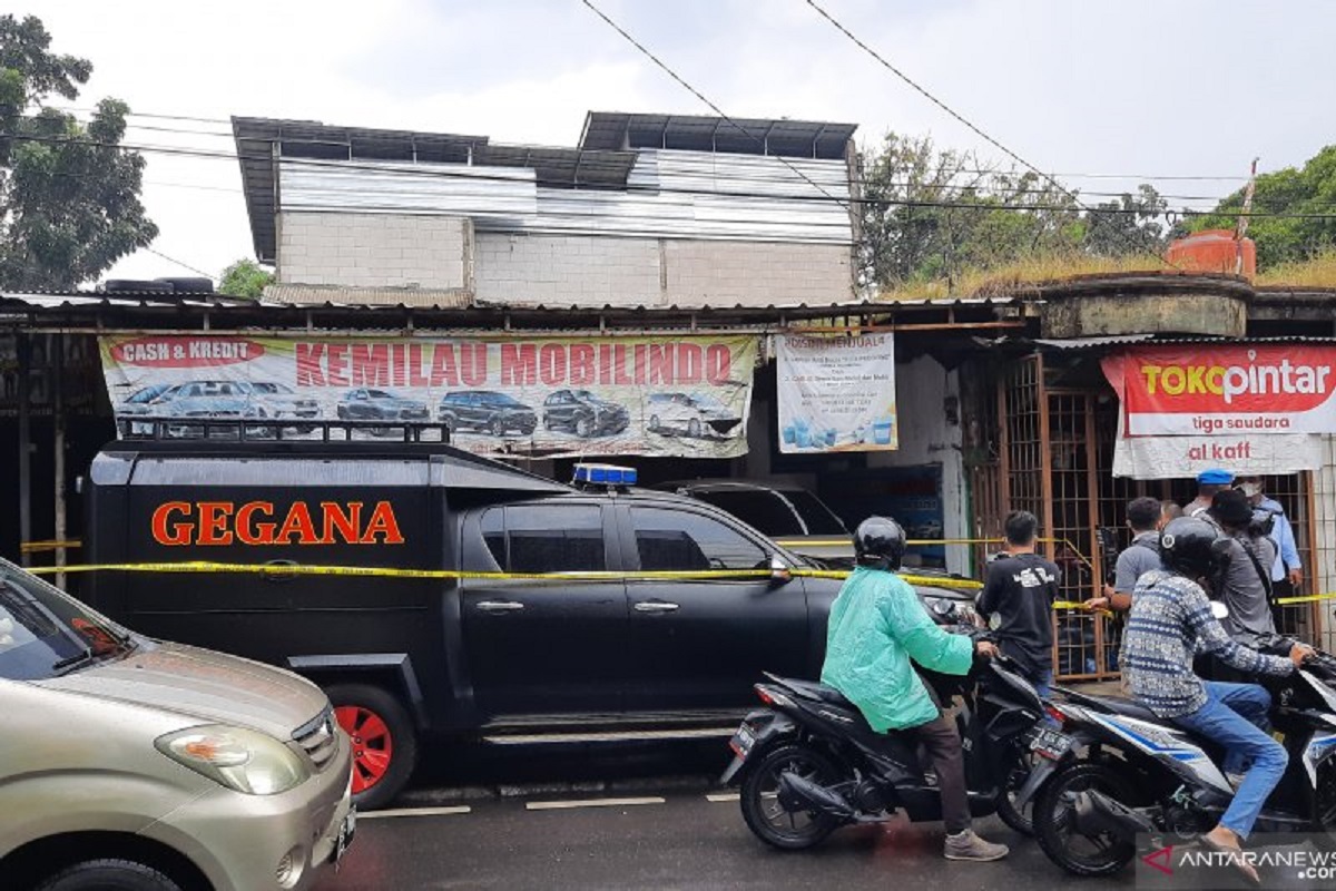 Lokasi penangkapan terduga teroris di Showroom mobil Condet, Jakarta Timur. FOTO: Antara Lokasi penangkapan terduga teroris di Showroom mobil Condet, Jakarta Timur. FOTO: Antara