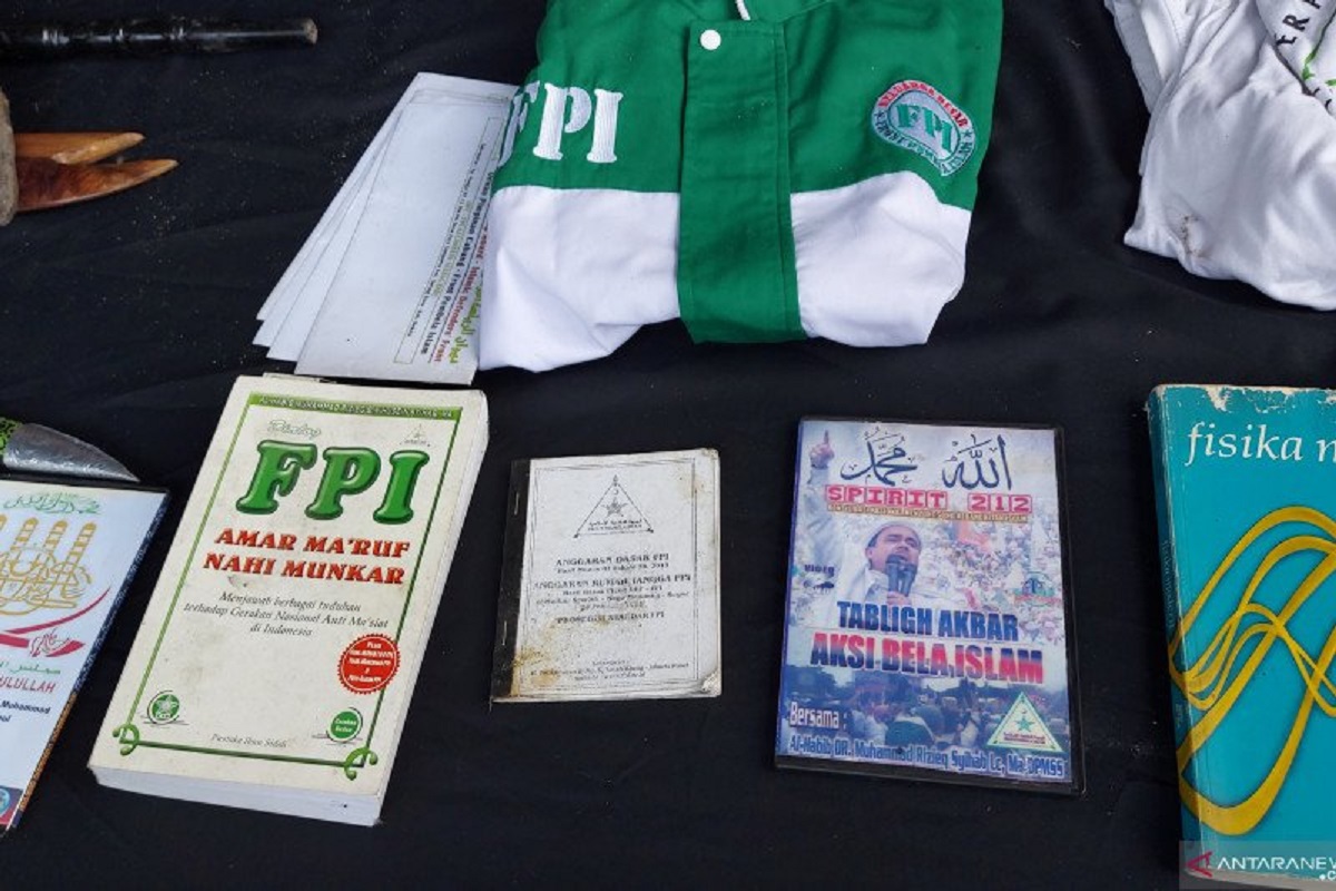 Polda Metro Jaya memperlihatkan atribut Front Pembela Islam (FPI) saat gelar barang bukti penangkapan terhadap tersangka teroris di Condet, Jaktim. FOTO: Antara Polda Metro Jaya memperlihatkan atribut Front Pembela Islam (FPI) saat gelar barang bukti penangkapan terhadap tersangka teroris di Condet, Jaktim. FOTO: Antara