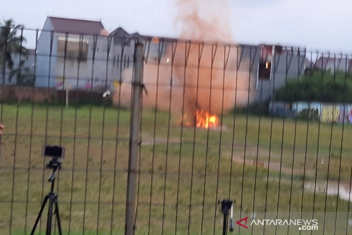 Tim Gegana meledakan tiga bahan baku bom milik terduga teroris Condet, Jakarra Timur. FOTO: Antara Tim Gegana meledakan tiga bahan baku bom milik terduga teroris Condet, Jakarra Timur. FOTO: Antara