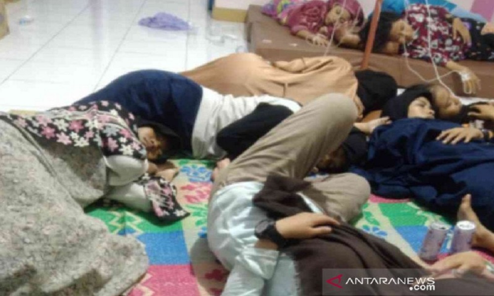 Puluhan santri yang keracunan massal. FOTO: Antara Puluhan santri yang keracunan massal. FOTO: Antara