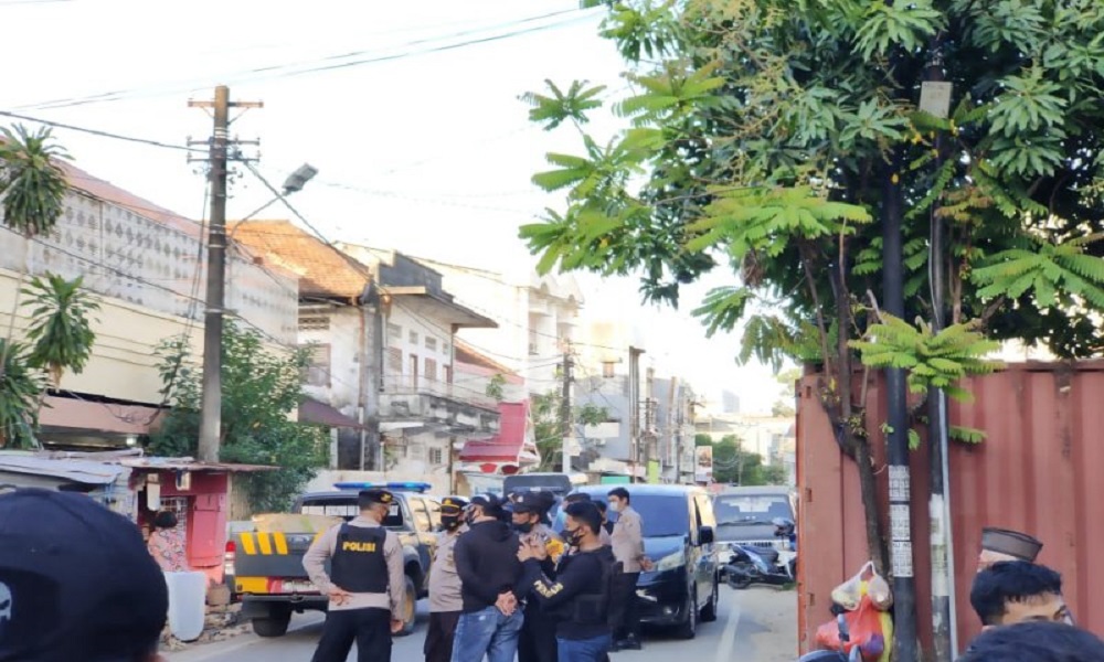 Sejumlah aparat kepolisian berjaga-jaga saat penggeledahan bekas markas Front Pembela Islam (FPI) di Makassar, Sulawesi Selatan. FOTO: Antara Sejumlah aparat kepolisian berjaga-jaga saat penggeledahan bekas markas Front Pembela Islam (FPI) di Makassar, Sulawesi Selatan. FOTO: Antara