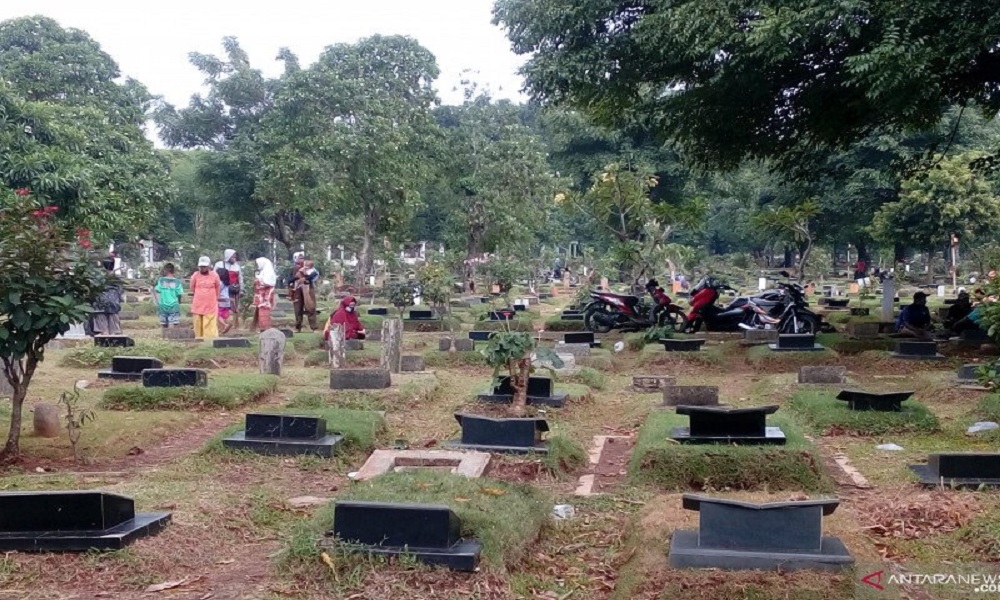 Suasana TPU Pondok Kelapa di Jakarta Timur. FOTO: Antara Suasana TPU Pondok Kelapa di Jakarta Timur. FOTO: Antara