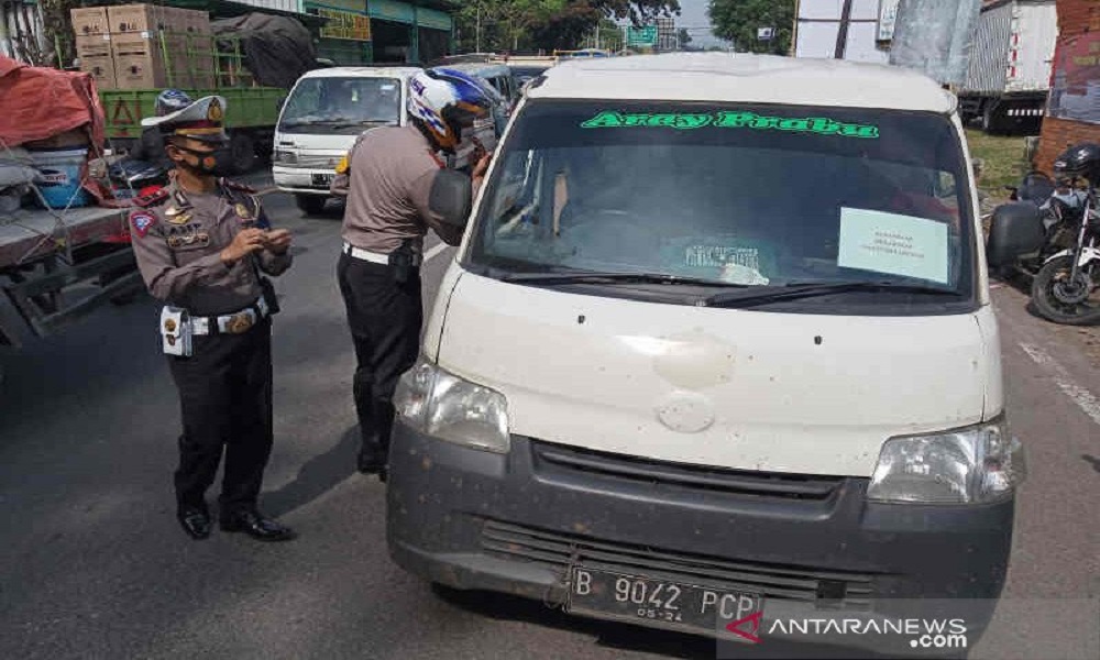 Petugas Satlantas Polres Cirebon Kota saat menghentikan kendaraan berpelat luar daerah. (ANTARA/Khaerul Izan) Petugas Satlantas Polres Cirebon Kota saat menghentikan kendaraan berpelat luar daerah. (ANTARA/Khaerul Izan)