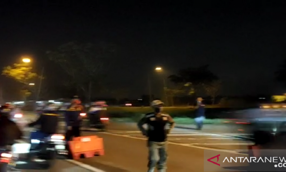 Ribuan pemudik motor terobos pos peyekatan di Kerawang, Jawa Barat. FOTO: Antara Ribuan pemudik motor terobos pos peyekatan di Kerawang, Jawa Barat. FOTO: Antara