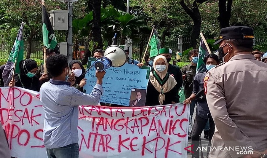 Mahasiswa demo ke kantor Anies Baswedan. FOTO: Antara Mahasiswa demo ke kantor Anies Baswedan. FOTO: Antara