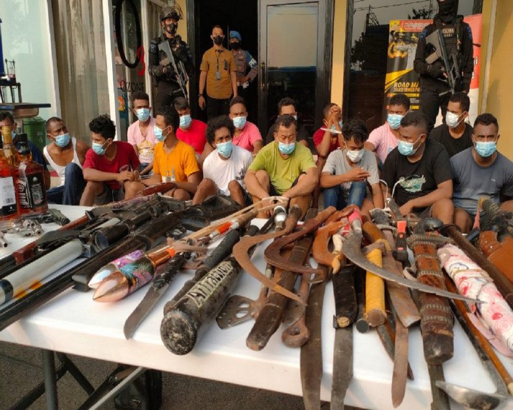 Berbagai jenis senjata dan beberapa orang yang diamankan dari penggerebekan di Kampung Ambon, Jakarta Barat. FOTO: Antara Berbagai jenis senjata dan beberapa orang yang diamankan dari penggerebekan di Kampung Ambon, Jakarta Barat. FOTO: Antara