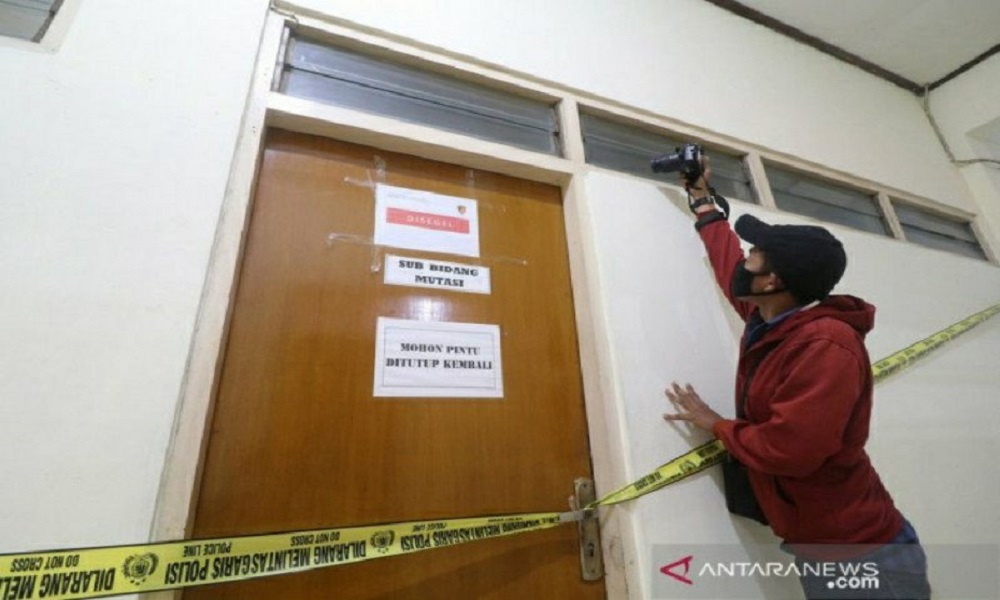 KPK segel salah satu ruangan terkait OTT Bupati Ngajuk Novi Rahman Hidayat. KPK segel salah satu ruangan terkait OTT Bupati Ngajuk Novi Rahman Hidayat.