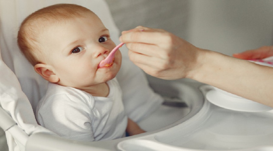 Ilustrasi bayi makan bubur. (Freepik) Ilustrasi bayi makan bubur. (Freepik)