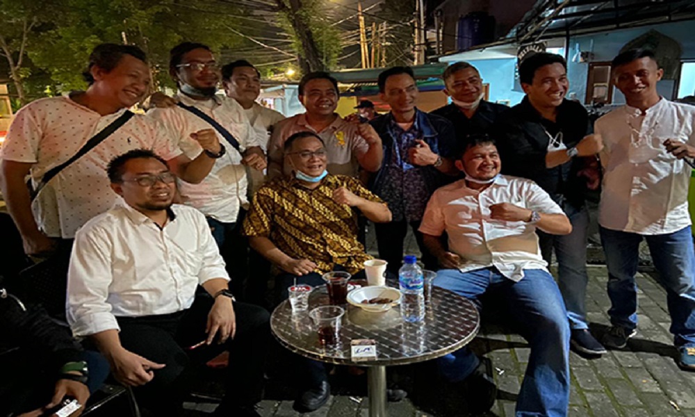 Jumhur Hidayat bersama aktivis 98 di Kopi Politik (Kopol), Jakarta Selatan. FOTO: GenPI.co Jumhur Hidayat bersama aktivis 98 di Kopi Politik (Kopol), Jakarta Selatan. FOTO: GenPI.co