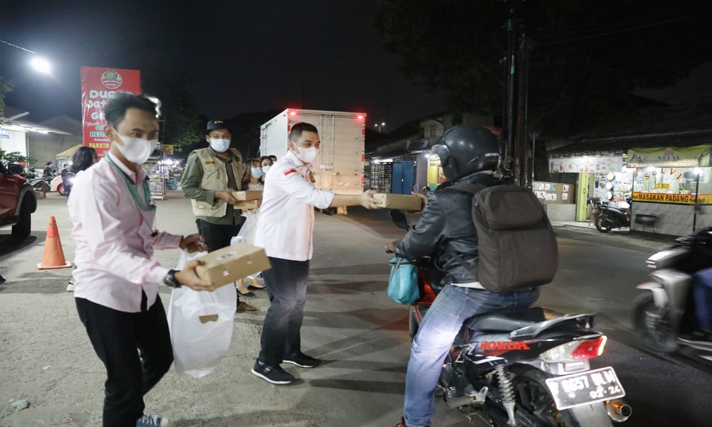 Angkatan Muda Kabah (AMK) bagi-bagi nasi kotak ke masyarakat di Bekasi, Jawa Barat. FOTO: GenPI. Angkatan Muda Kabah (AMK) bagi-bagi nasi kotak ke masyarakat di Bekasi, Jawa Barat. FOTO: GenPI.