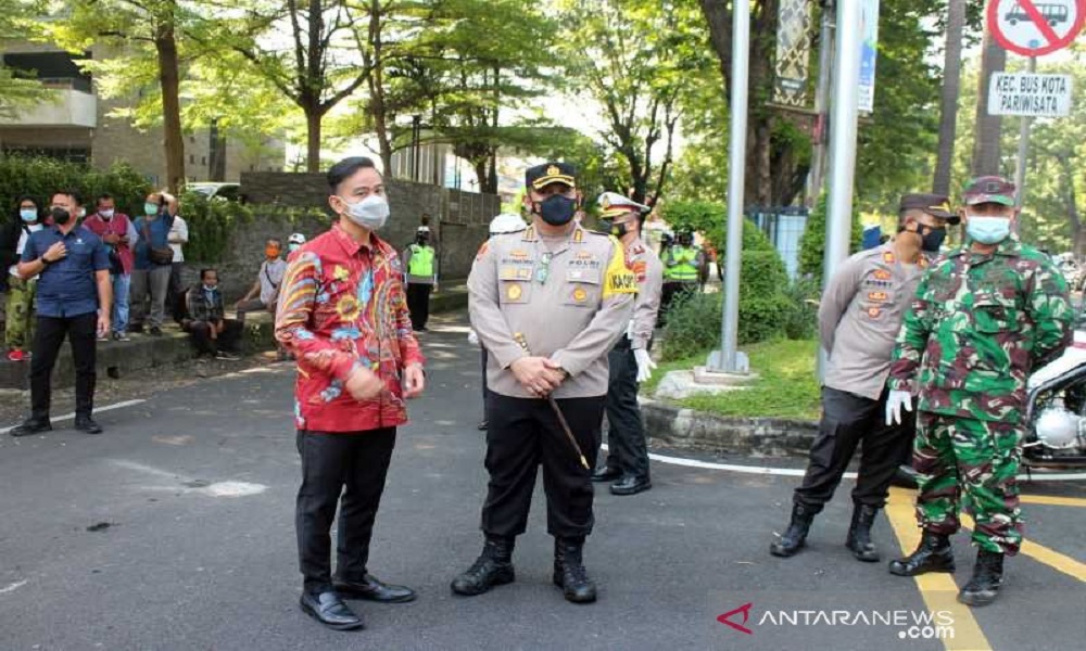 Gibran saat mantau penyekatan arus mudik di Solo. FOTO: Antara Gibran saat mantau penyekatan arus mudik di Solo. FOTO: Antara