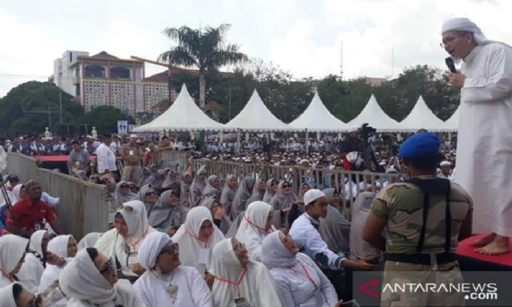 Ustaz Tengku Zulkarnain saat mengisi dakwah di Pekanbaru. FOTO: Antara Ustaz Tengku Zulkarnain saat mengisi dakwah di Pekanbaru. FOTO: Antara