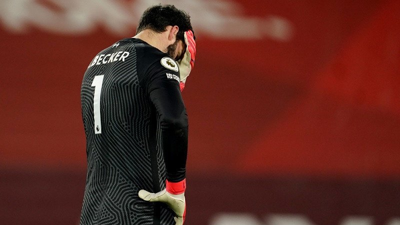 Alisson Becker kecewa melakukan dua blunder di laga Liverpool vs Manchester City. (foto: Antara/REUTERS/POOL/Jon Super) Alisson Becker kecewa melakukan dua blunder di laga Liverpool vs Manchester City. (foto: Antara/REUTERS/POOL/Jon Super)