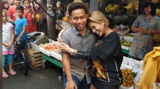 Andik Vermansah dipeluk Nikita Mirzani. (foto: instagram.com/andikvermansah) Andik Vermansah dipeluk Nikita Mirzani. (foto: instagram.com/andikvermansah)