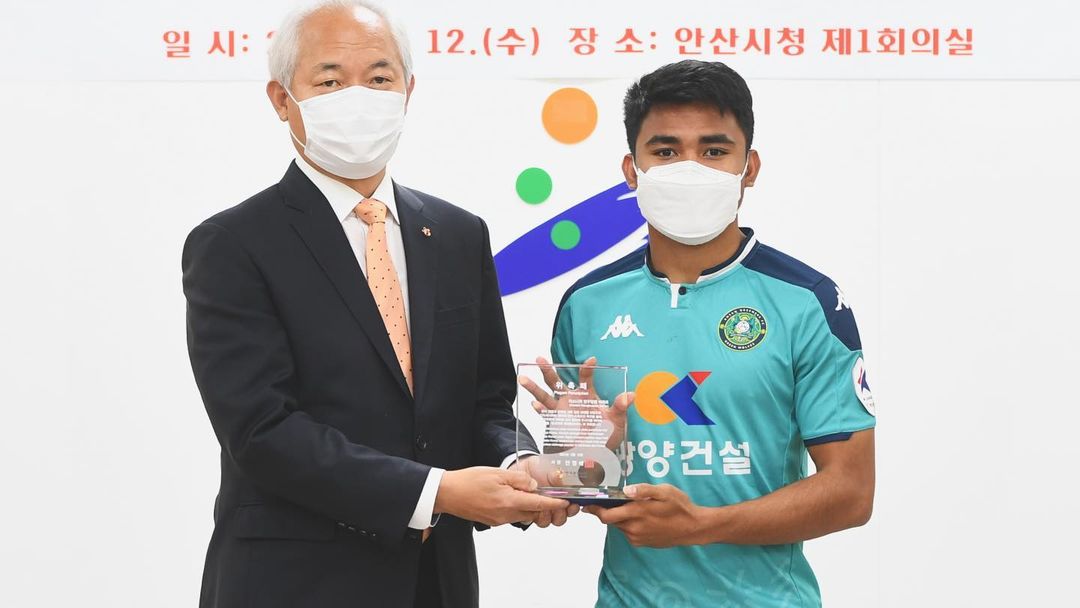 Asnawi Mangkualam mendapatkan penghargaan sebagai Duta Pariwisata Korea. (foto: instagram.com/asnawi_bhr) Asnawi Mangkualam mendapatkan penghargaan sebagai Duta Pariwisata Korea. (foto: instagram.com/asnawi_bhr)