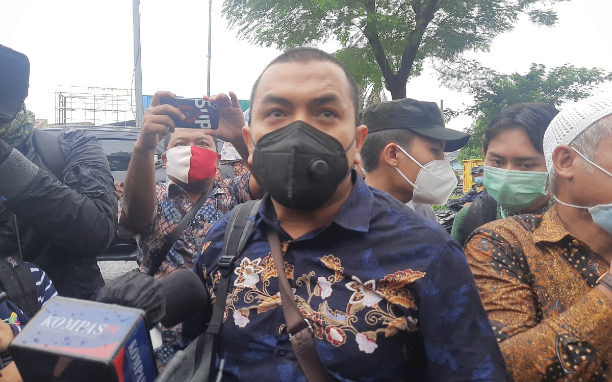 Mewakili eks Pentolan FPI Habib Rizieq Shihab, Kuasa Hukum Aziz Yanuar mengucapkan terima kasih ke Presiden Jokowi. (foto: Kenny Kurnia Putra/JPNN) Mewakili eks Pentolan FPI Habib Rizieq Shihab, Kuasa Hukum Aziz Yanuar mengucapkan terima kasih ke Presiden Jokowi. (foto: Kenny Kurnia Putra/JPNN)