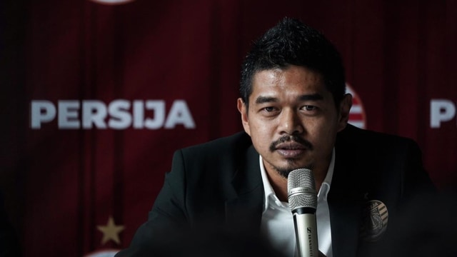 Magis Bambang Pamungkas tidak bisa lepas dalam pembantaian yang terjadi di laga Persija Jakarta vs Persib Bandung. (foto: Media Persija) Magis Bambang Pamungkas tidak bisa lepas dalam pembantaian yang terjadi di laga Persija Jakarta vs Persib Bandung. (foto: Media Persija)